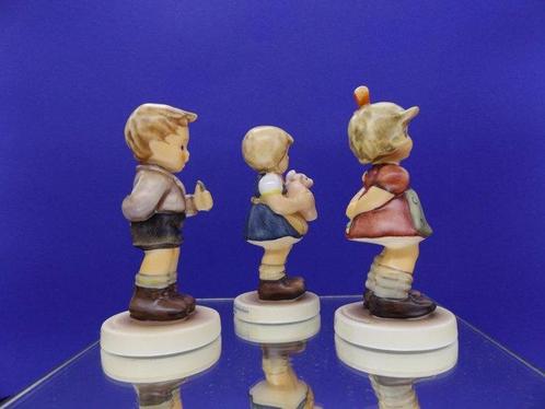 Goebel - Beeldje - Drie Hummel figuurtjes kinderen op ronde, Antiek en Kunst, Curiosa en Brocante
