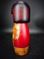 Usaburo - Beeldje, Japanse kokeshi pop met bloemdecoratie /