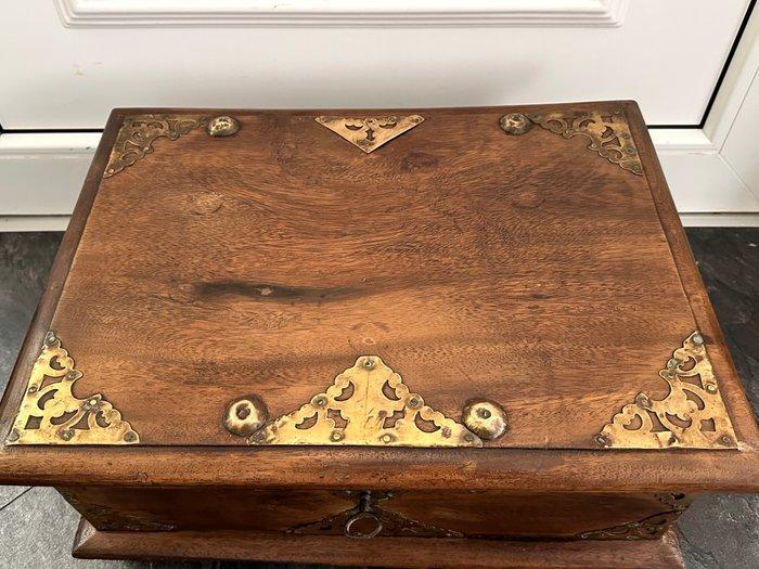 Kist - Hout - Koper beslagen kist hout, Antiek en Kunst, Antiek | Overige Antiek