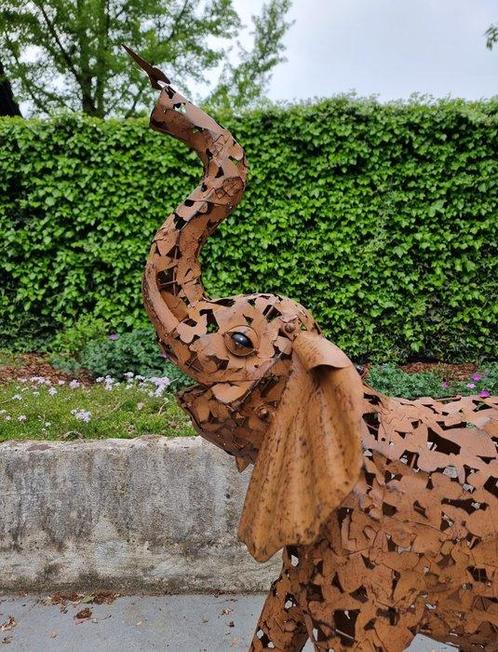 Beeldje - Large Elephant with butterfly - 90 cm - IJzer,, Antiek en Kunst, Curiosa en Brocante