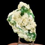 Demantoïde granaat topazolite met calciet. -, Verzamelen