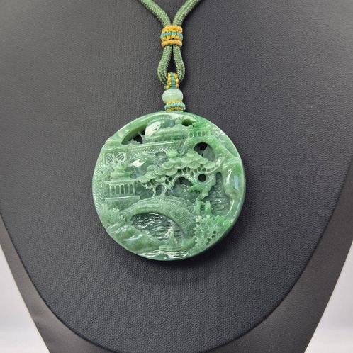 Ketting met hanger - Handgesneden jadeïeten drakenschild met, Antiek en Kunst, Antiek | Overige Antiek