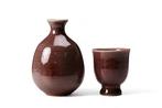 Munemasa Yoshiaki Red Glaze Sake Set - Tokkuri fles en, Antiek en Kunst