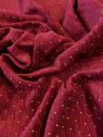 Zacht en stevige rode getwijmelde stof met gouden stiksels, Antiek en Kunst, Antiek | Kleden en Textiel