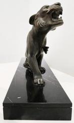 Beeld, Lionne avec flèche - 9,9 kg - 26 cm - Gepatineerd