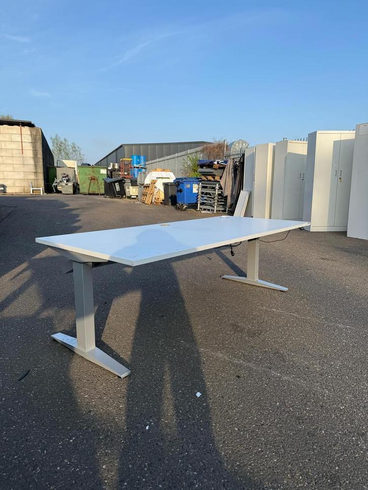 Refurbished Bureau Herman Miller - Zit Sta Bureau Elektrisch, Huis en Inrichting, Bureaus, Stabureau, Nieuw, Elektrisch, In hoogte verstelbaar