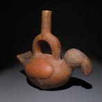Moche, Peru Terracotta Schip in de vorm van een zeemeeuw.