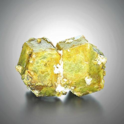 Indrukwekkende tweeling UGRANDIET GRANATEN uit Sibinndi,, Verzamelen, Mineralen en Fossielen