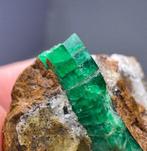 Extreem zeldzaam! Fluorescerende smaragd Kristal op matrix -