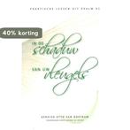 In de schaduw van Uw vleugels 9789082642308 Oostrum, Verzenden, Gelezen, Oostrum