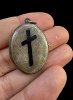 Zilver, Gotische medaillon fotohouder uit de Victoriaanse