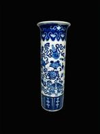 Blauw-witte porseleinen vaas. - China - 20e eeuw