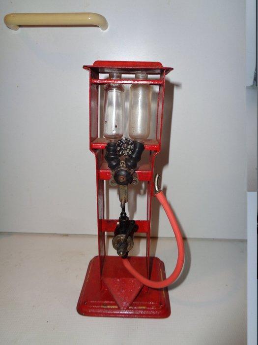 Doll Et Cie - Standaard brandstofpomp - Opwindbaar blikken, Antiek en Kunst, Antiek | Speelgoed