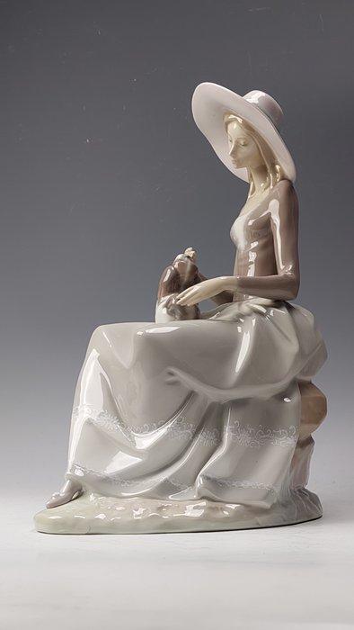 Lladró - Beeld, Jonge vrouw met schoothond - 34 cm -, Antiek en Kunst, Antiek | Glas en Kristal