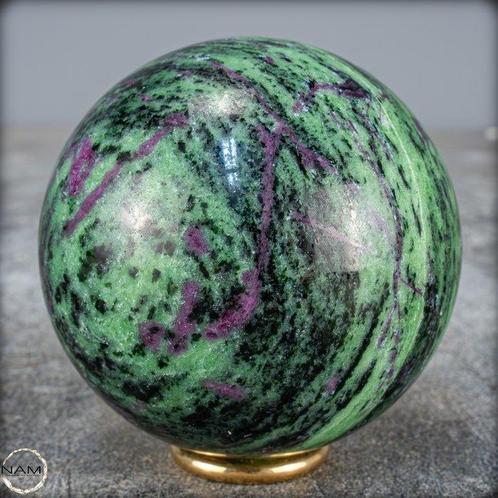 Zeer zeldzame natuurlijke robijn en zoisite kristalbol,, Verzamelen, Mineralen en Fossielen