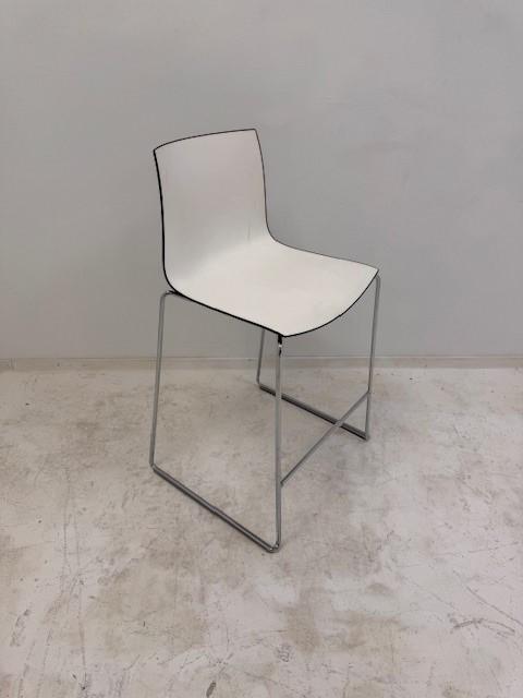 Arper Catifa 46 design Kruk sledepoot bi color zwart/wit, Zakelijke goederen, Kantoor en Winkelinrichting | Kantoormeubilair en Inrichting