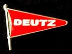 Deutz vlag speld in rood met witte letters (replica), Verzamelen, Speldjes, Pins en Buttons, Nieuw, Transport, Speldje of Pin