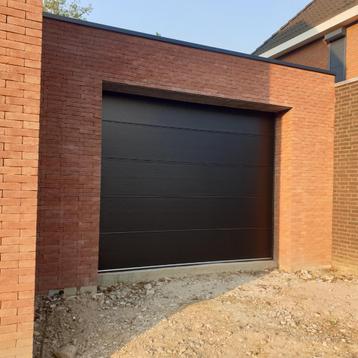 Zwarte sectionaal garagedeur Div. maten b.v 250x215 € 820,00 beschikbaar voor biedingen