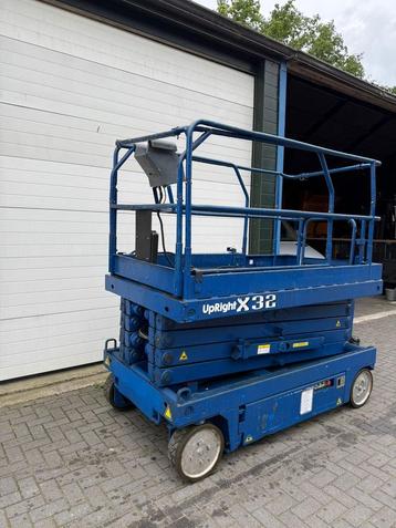 Upright schaarhoogwerker 12 meter NIEUWE ACCU beschikbaar voor biedingen