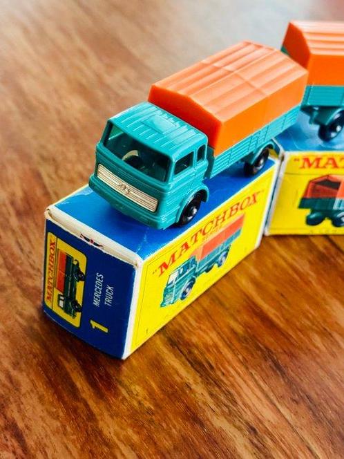 Matchbox 1:64 - Model vrachtwagen (2) - Mercedes Truck with, Hobby en Vrije tijd, Modelauto's | 1:5 tot 1:12