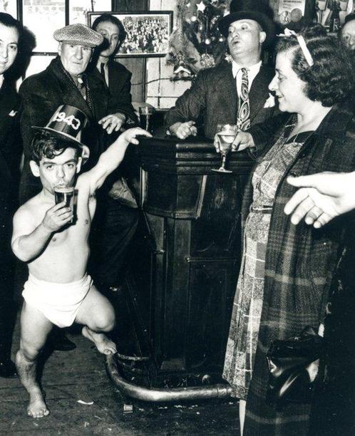 Weegee - Shorty, the Bowery Cherub, New Year’s Eve at, Antiek en Kunst, Kunst | Schilderijen | Modern