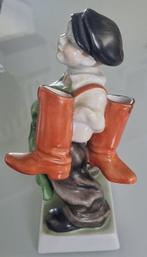 Herend - Miniatuur figuur - Garçon cordonnier avec bottes -
