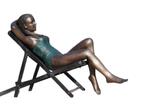 Bronzen zonnende vrouw - Sculptuur - 217x70x100cm - 70Kg, Tuin en Terras, Tuinbeelden, Nieuw, Mensenbeeld, Metaal, Verzenden