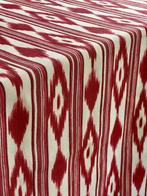 Etnisch tafelkleed met ikat-stijl print voor grote tafels. -