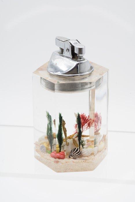 SMC - Vintage SMC Aquarium Lighter – Lucite Shells and Sea, Verzamelen, Rookartikelen, Aanstekers en Luciferdoosjes