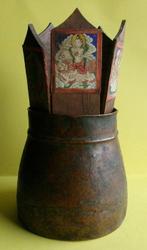 Zeldzame Tibetaans offerpot met voorstelling van de Dakini