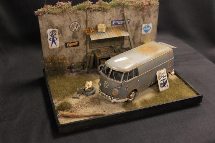 Diorama Achtertuin met Volkswagen T1 Bus 1:24, Hobby en Vrije tijd, Modelbouw | Figuren en Diorama's, Groter dan 1:35, Nieuw, Diorama