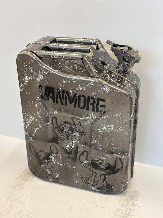 Rob VanMore - Oil Crisis Stitch XL - 47cm, Antiek en Kunst, Kunst | Designobjecten