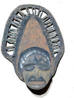 Zeldzaam type yam-masker, deels gemaakt van balsa hout. -