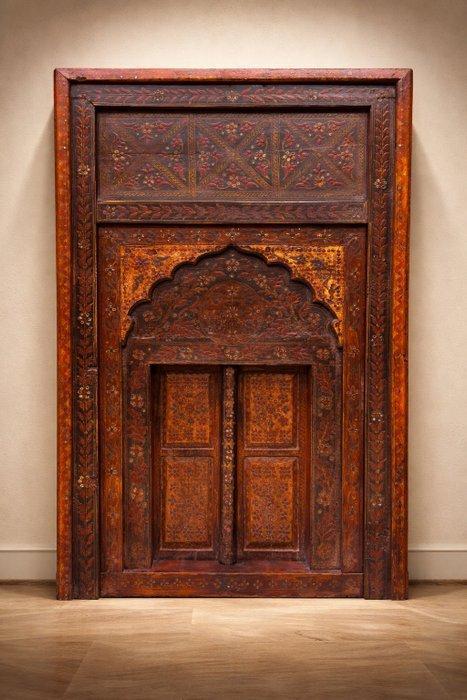 Houten deurpaneel met houtsnijwerk in, Antiek en Kunst, Kunst | Niet-Westerse kunst