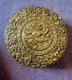 Dekseldoosje versierd met boeddhistische motieven. - Messing