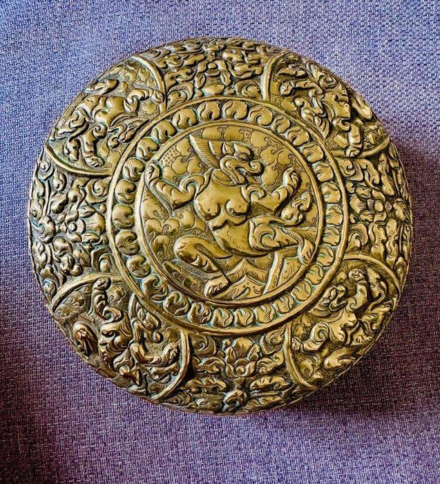 Dekseldoosje versierd met boeddhistische motieven. - Messing, Antiek en Kunst, Antiek | Overige Antiek