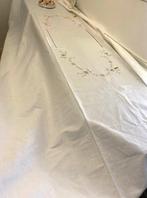 Groot tafelkleed en geborduurde servetten van dik linnen. -