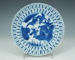 Een Chinees blauw-wit porseleinen bord, Wanli, 17e eeuw -