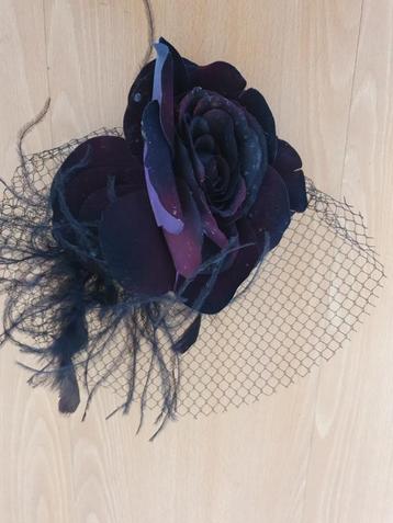 Burgundy Velvet Rose Fascinator. beschikbaar voor biedingen