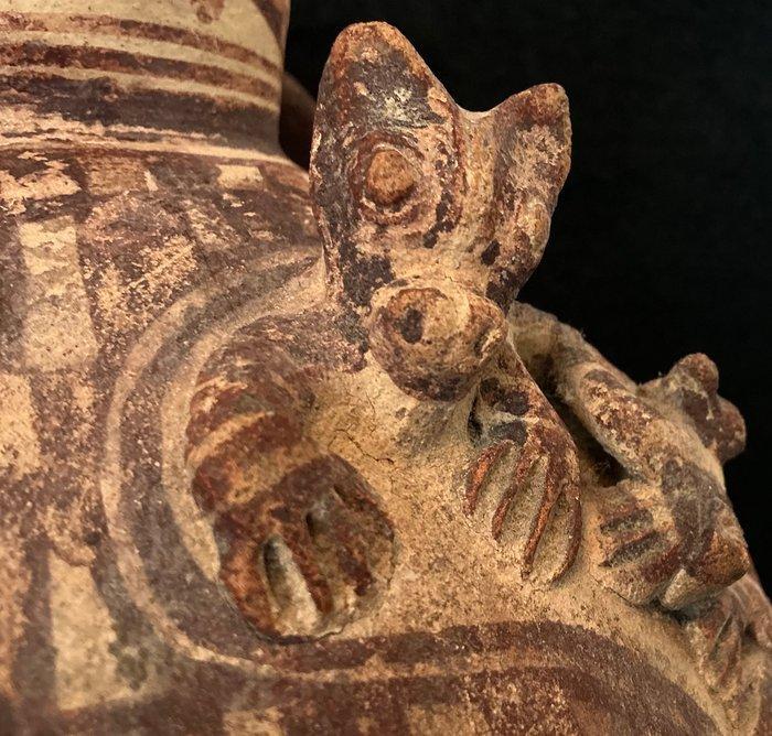 Chancay-cultuururn met aangebrachte jaguar die haar kitten, Verzamelen, Mineralen en Fossielen