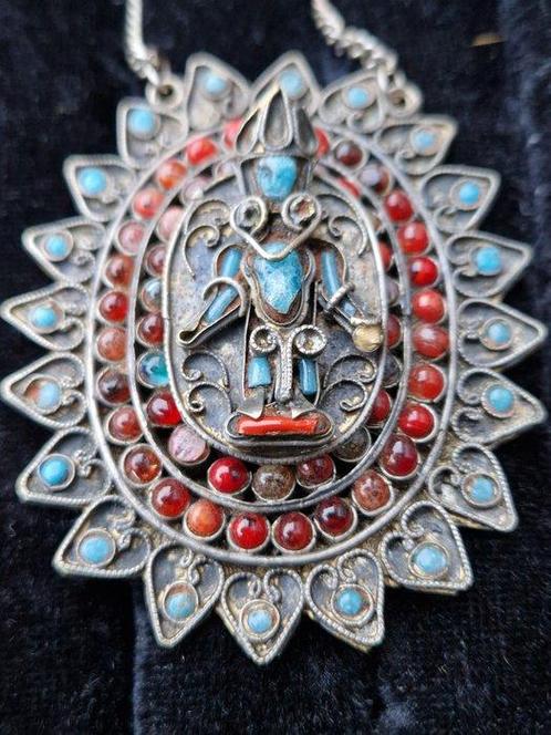 Schitterende amulet hanger met ketting - Tibet / Nepal -, Antiek en Kunst, Kunst | Niet-Westerse kunst