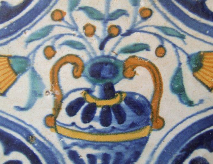 Tegel - Gekleurde Bloemvaas met 1/4 rozethoeken - 1600-1650, Antiek en Kunst, Antiek | Glas en Kristal
