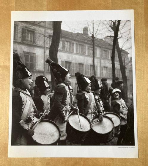 Robert Doisneau - Les petits poulbots, place de Tertre. 1944, Antiek en Kunst, Kunst | Schilderijen | Modern