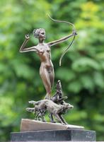 Beeld, diana hunting with two dogs - 32 cm - brons marmer
