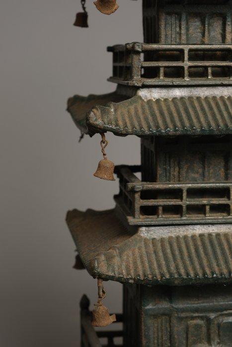 Pagode okimono  - IJzer (gegoten) - Japan -, Antiek en Kunst, Antiek | Overige Antiek