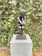 Brons Beeld Zittend Naakt Vrouw - Sculptuur - 37x15x19cm, Tuin en Terras, Nieuw, Mensenbeeld, Metaal, Verzenden