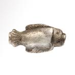 in de stijl van het Oud-Egyptisch. Zilver Visamuletkraal