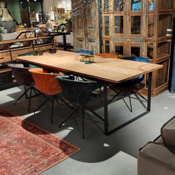 Teakhouten Eettafel Odeon beschikbaar voor biedingen