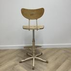 Tweedehands Vintage Levererad houten schoolstoel met, Huis en Inrichting, Stoelen, Ophalen of Verzenden, Gebruikt, Hout, Eén