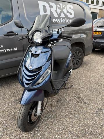 Piaggio Zip 2023 BROM 4t3v EERSTE EIGENAAR 5092km mid. blue beschikbaar voor biedingen
